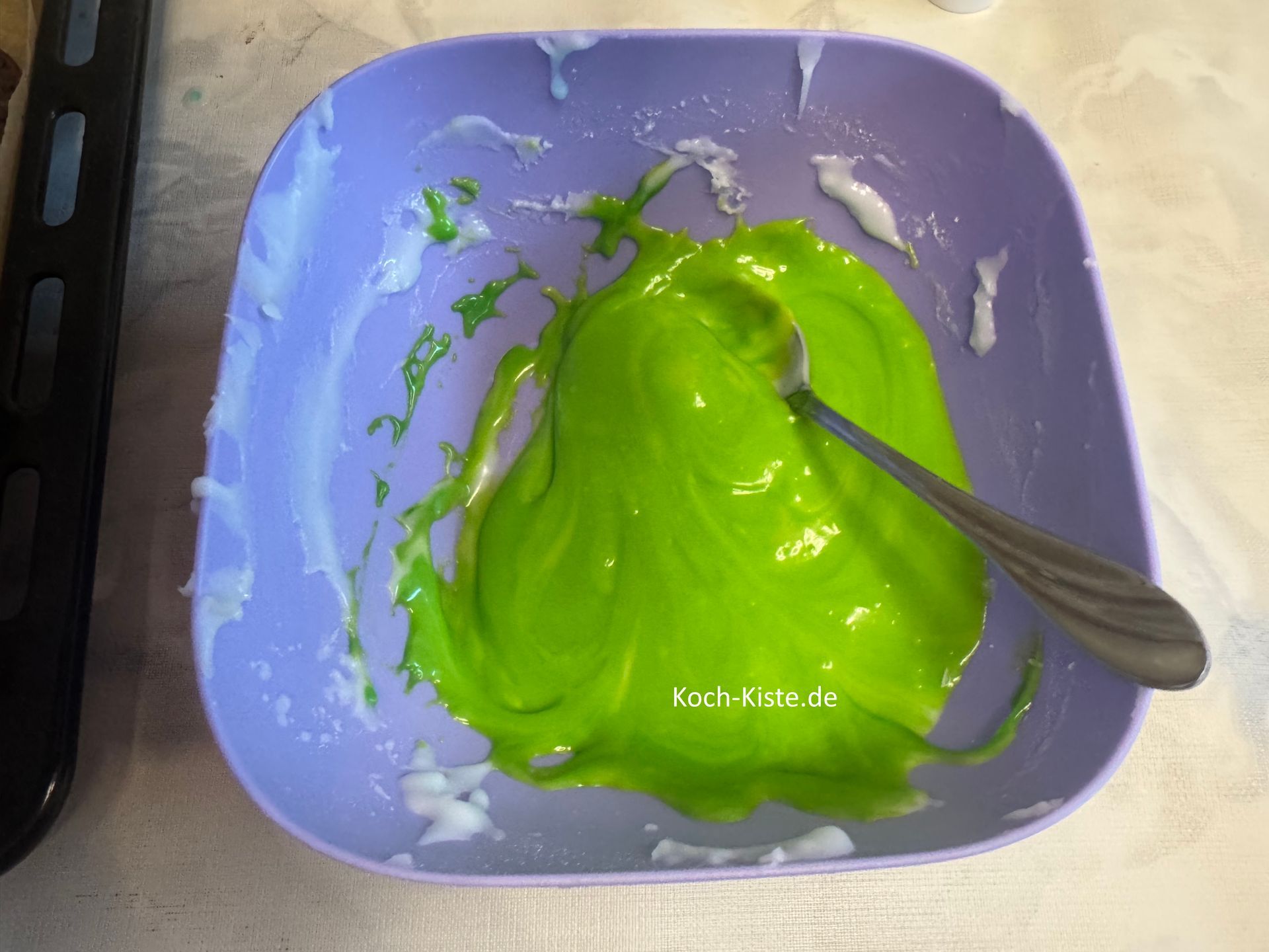 verrühre beides gleichmäßig, so dass Du eine schöne grüne Glasur erhälst