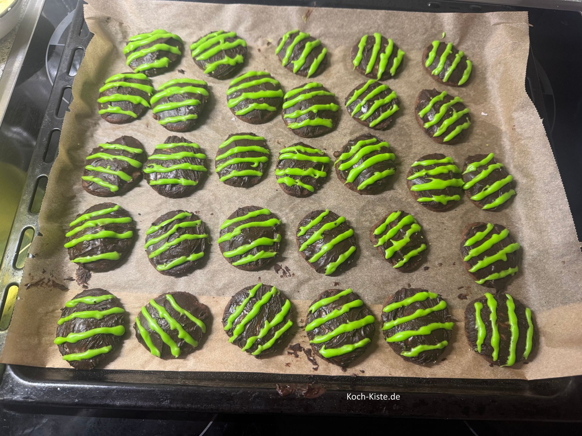 lege die fertig dekorierten Schoko Pfefferminz Taler auf das Backblech zum Trocknen