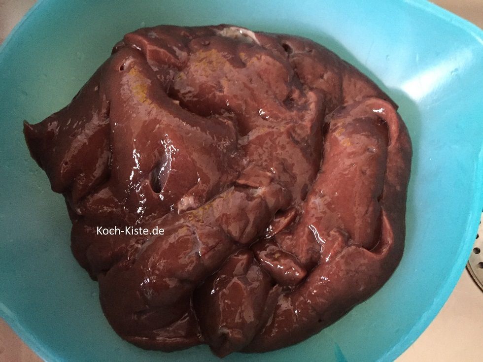 lege die frische Rinderleber ins Küchensieb und spüle sie unter kaltem, fließendem Wasser ab