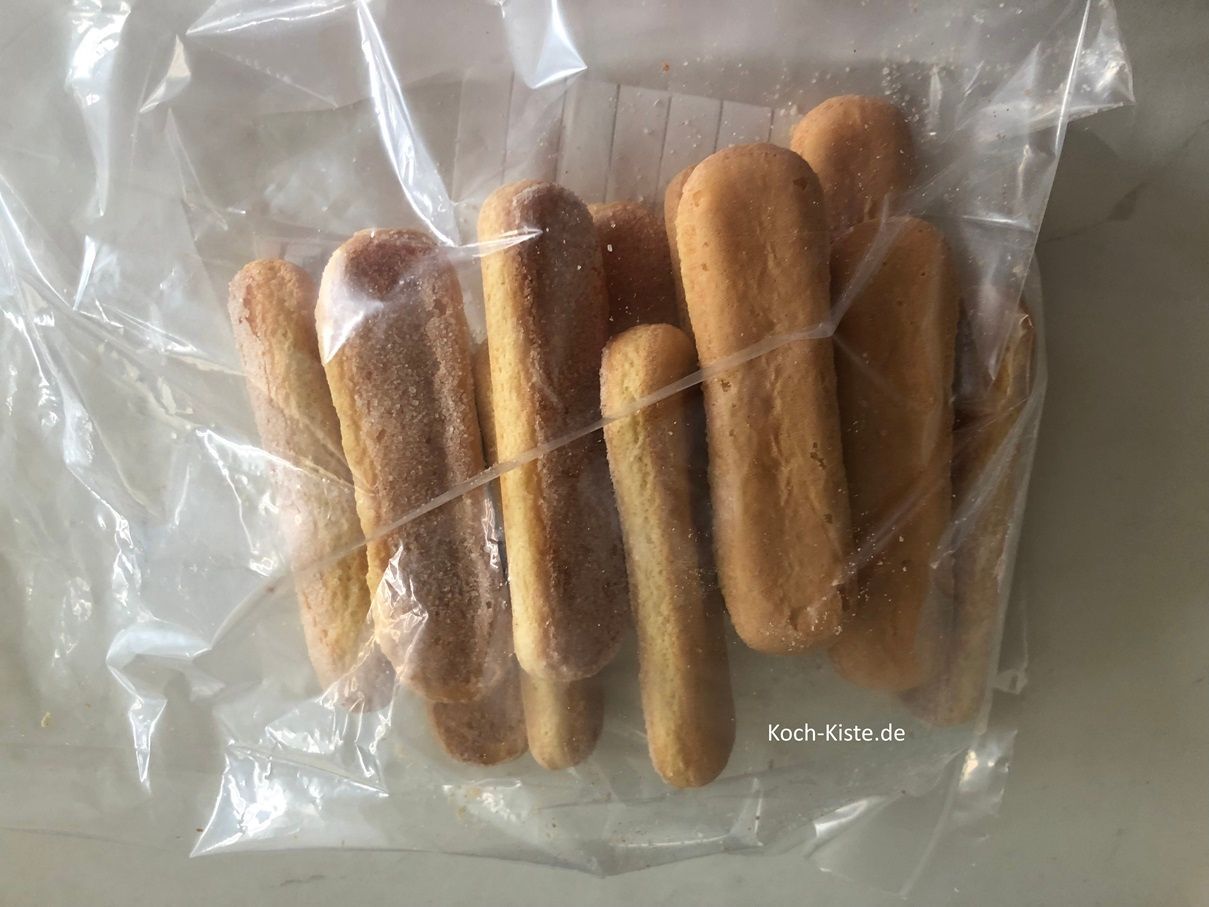 beginne damit die Hälfte der Löffelbiskuits in einen Gefrierbeutel zu geben