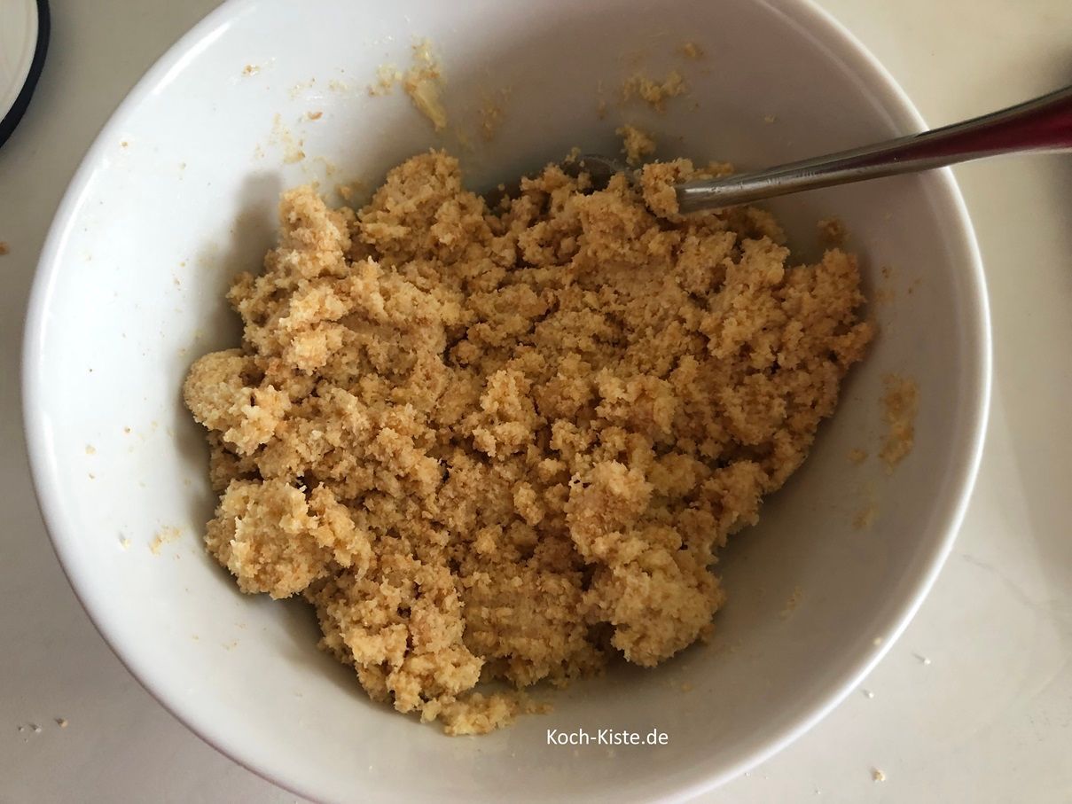 verrühre mit einem Esslöffel beide Zutaten so das sie aneinander haften