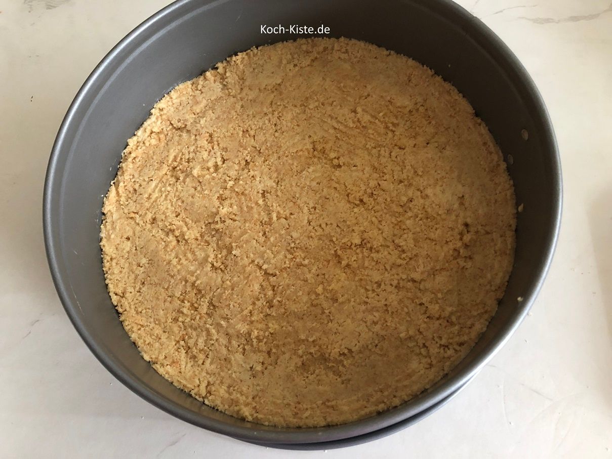 dann gebe die Löffelbisquit-Butter Masse in eine Springform und streiche sie mit dem Esslöffel glatt