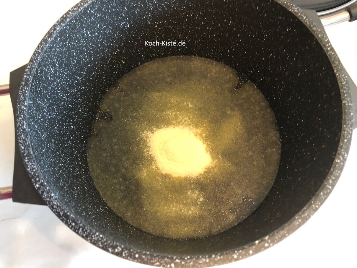 gebe die abgemessene Wassermenge mit dem Götterspeisepulver in einen kleinem Kochtopf , verrühre alles und lasse es 10 Minuten quellen