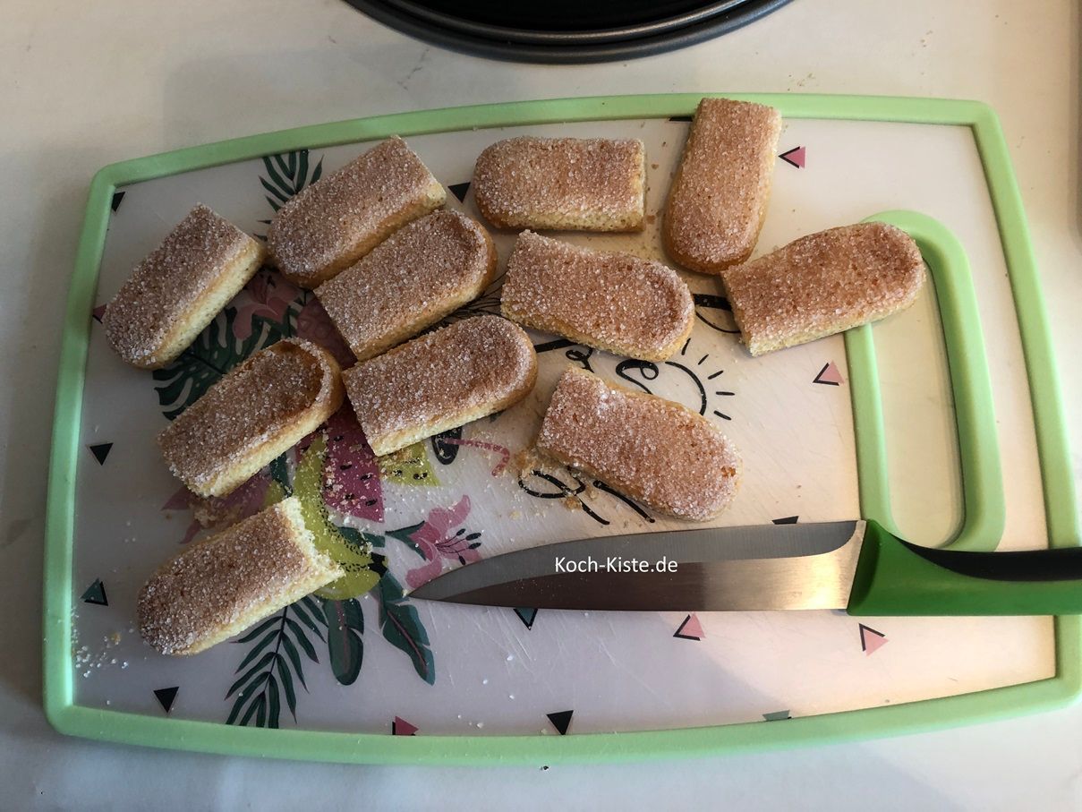 teile die übrigen Löffelbiskuits in der Mitte
