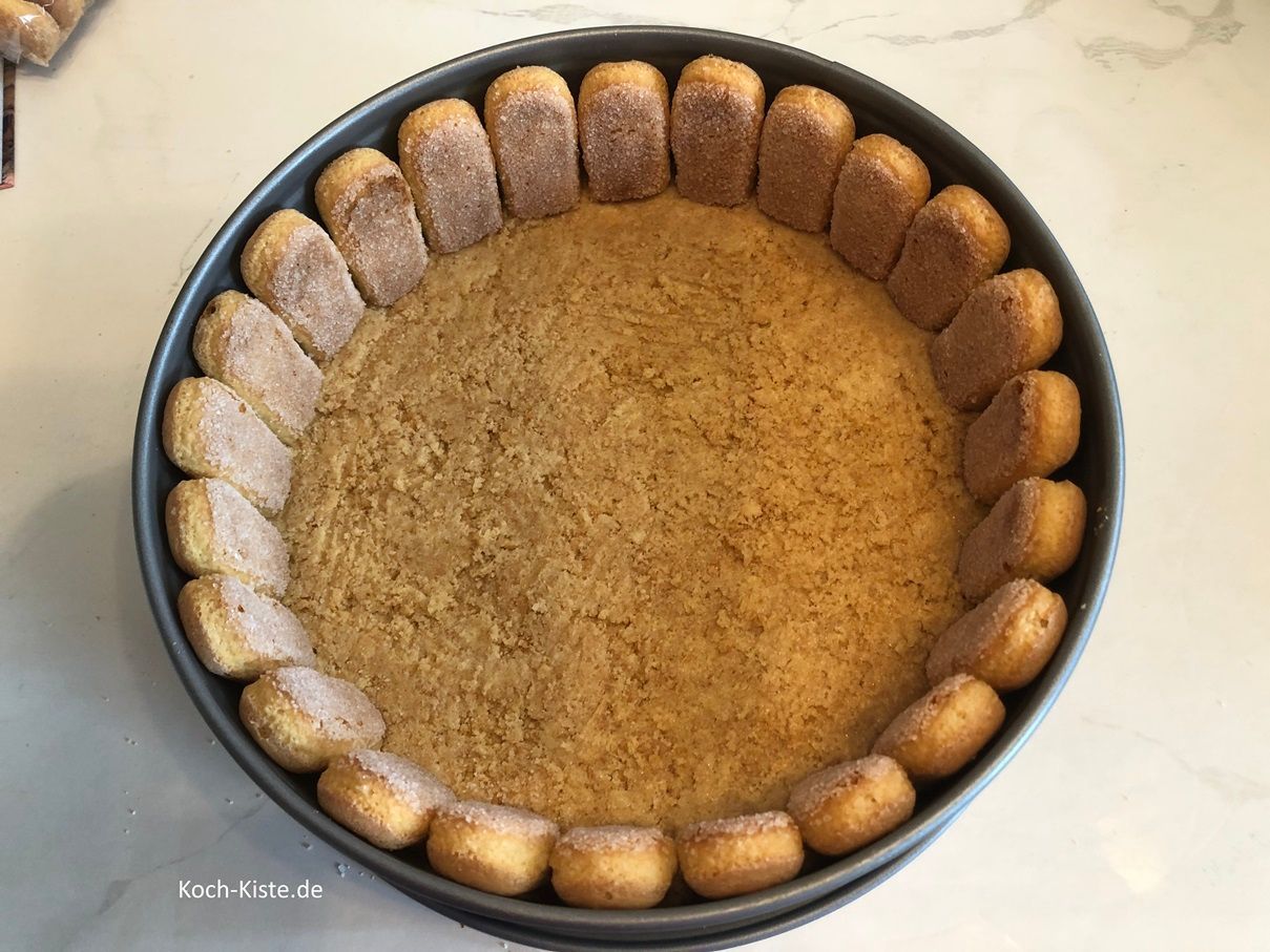 und lege damit den inneren Rand der Springform damit aus