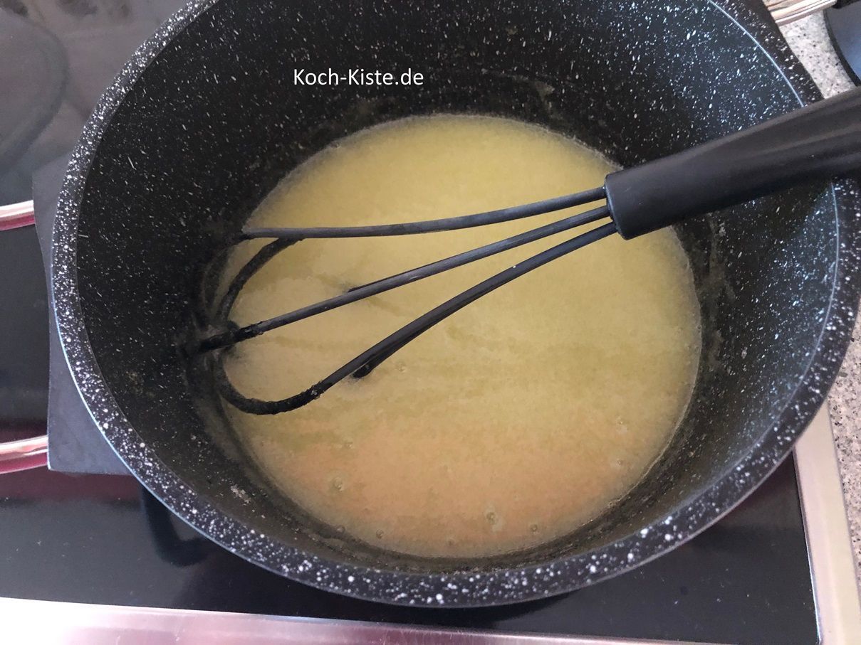 als nächstes kommt der Vsanillinzucker und Zucker dazu und wird unter erwärmen , bei ständigem Rühren mit dem Schnebesen aufgelöst. Nicht kochen 1