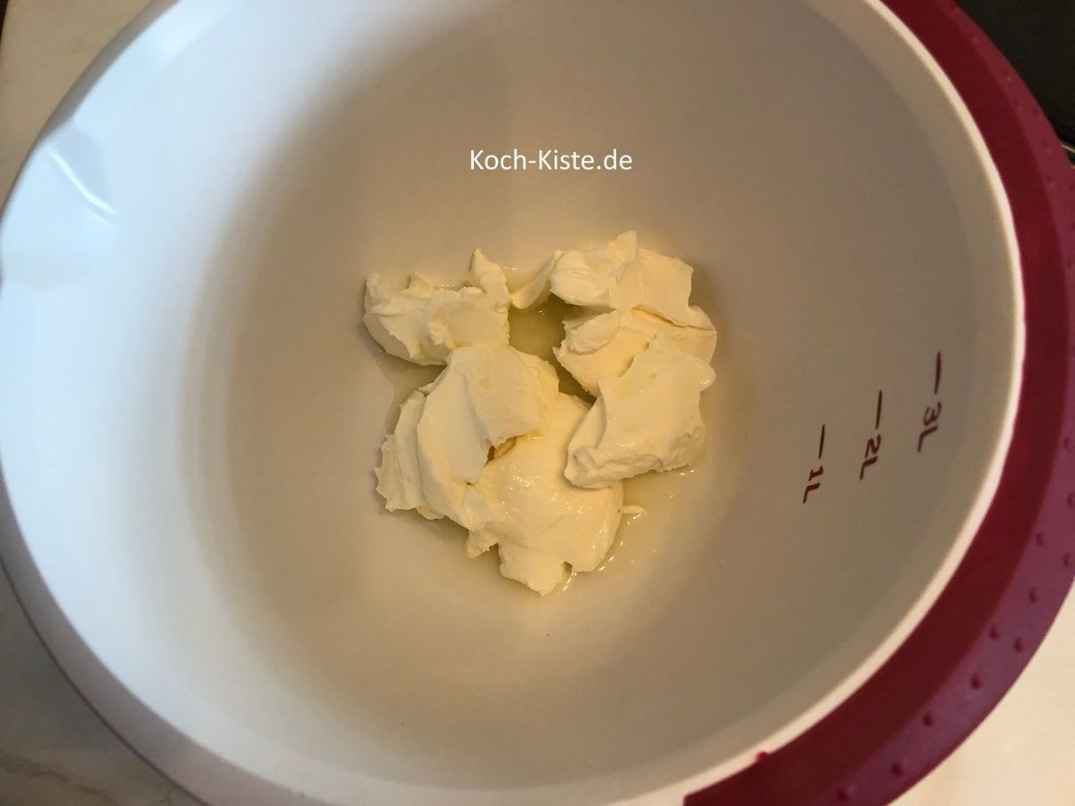 stelle die Rührschüssel auf die Küchenwaage auf 0 und wiege 200 g Philadelphia hinein