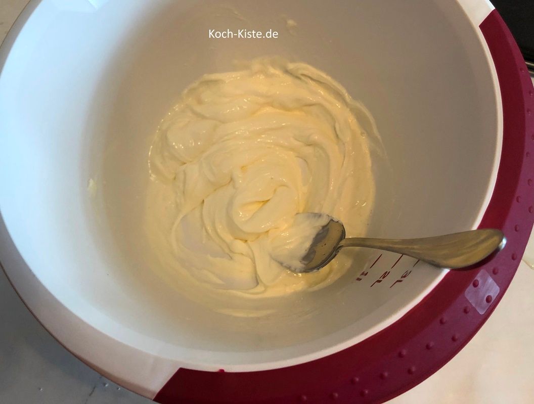 gebe den Zitronensaft hinzu und verrühre beides miteinander