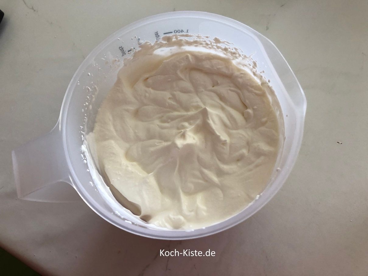 gebe die Sahne in einen Messbecher und schlage sie steif
