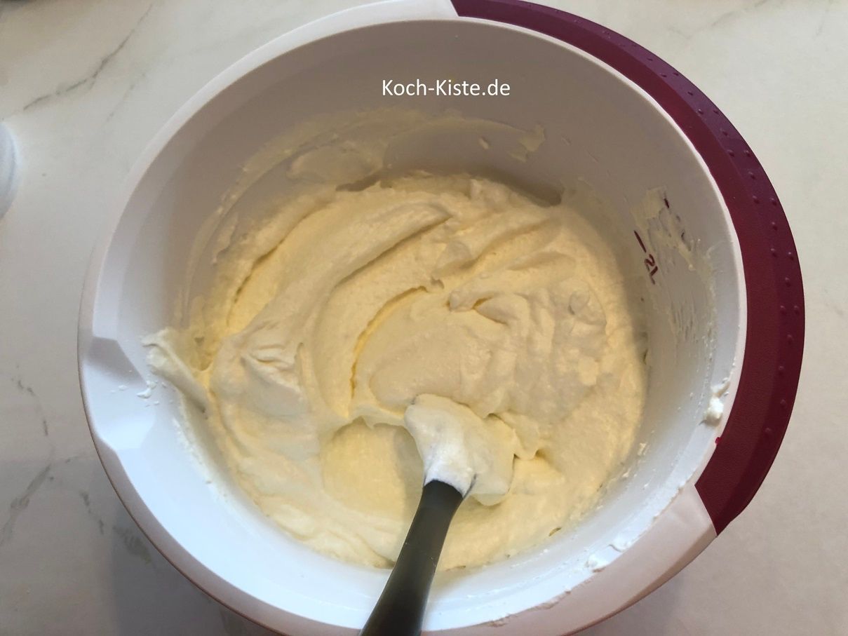 dann hebe die Sahne vorsichtig unter