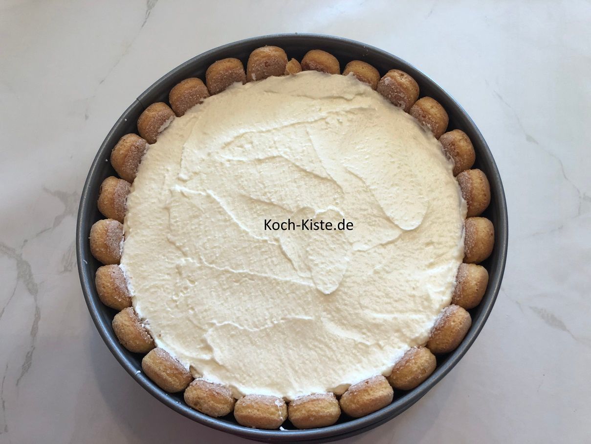 nun gebe die Philadelphiamasse mit in die Springform und stelle die Philadelphiatorte mimdestens 3 Stunden kalt