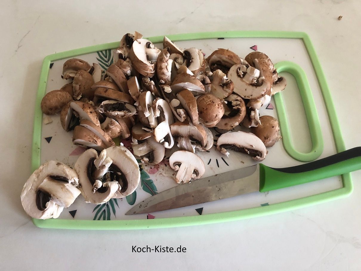 Champi putzen und in Scheiben schneiden