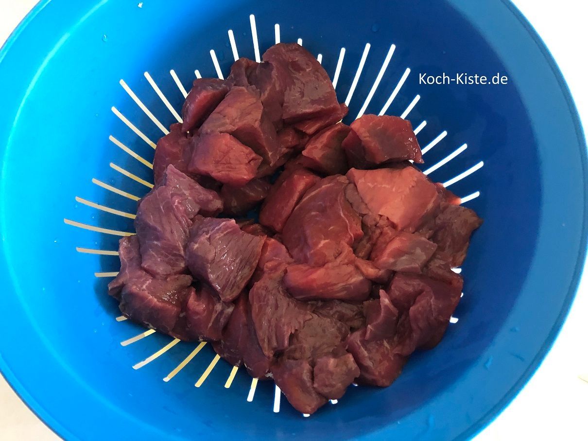 Fleisch in ein Küchensieb geben und abspülen