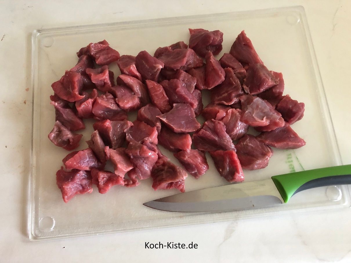 Rinderfleischgulasch in kleinere Stücke schneiden