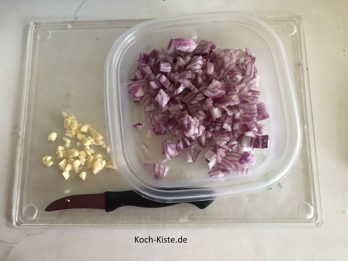 Knoblauch und Zwiebel pellen und dann in kleine Würfel scheniden