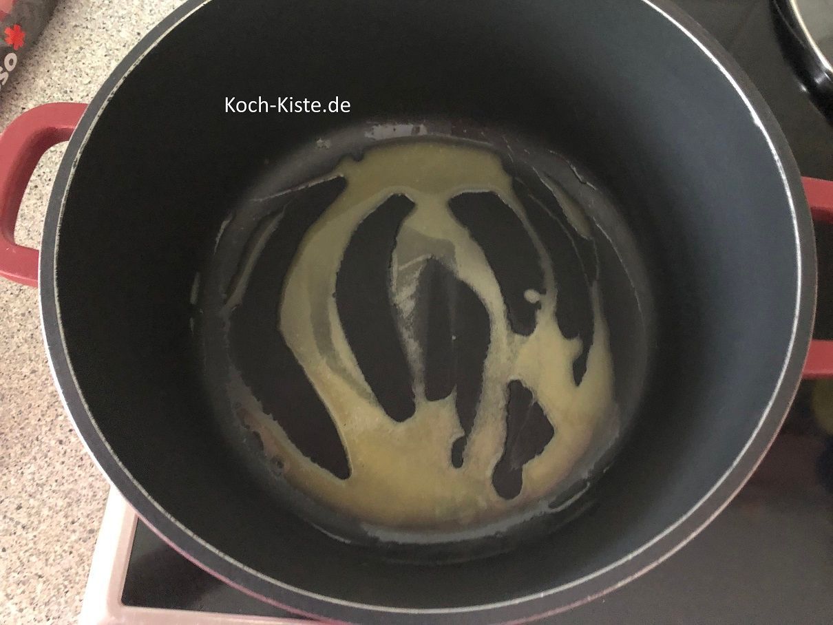 gebe 2 Esslöffel Pflanzencreme in den Topf und lasse sie erhitzen