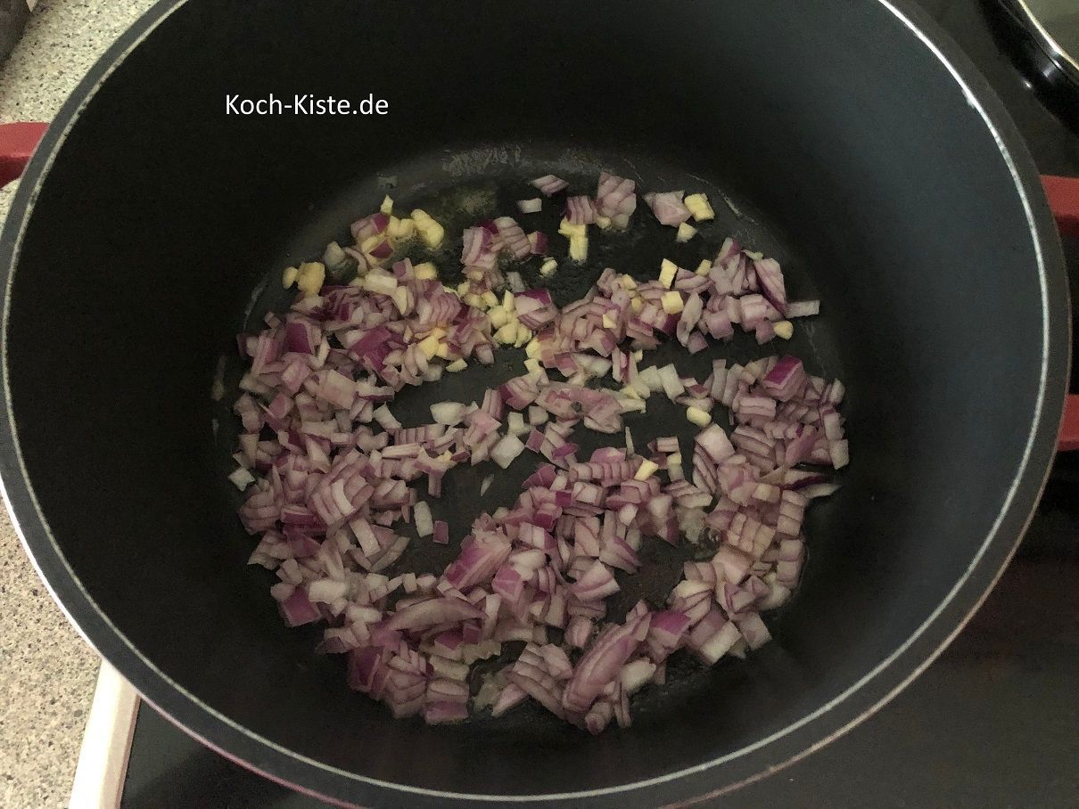 gebe Knobi- und Zwiebelwürfel in den Topf und brate sie glasig an