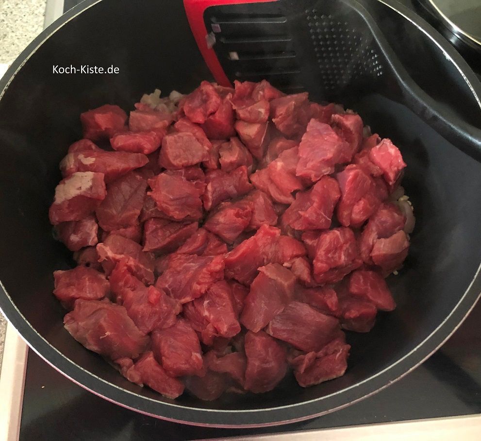 füge das Fleisch hinzu und brate es an