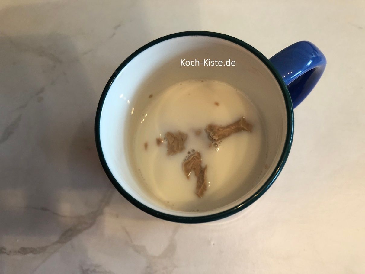 messe im Messbecher 125 ml Milch ab, gieße sie in einen Kaffeebecher und erwärme sie ca. 20 Sekunden in der Mikrowelle. Die Milch darf nur lauwarm werden, sonst geht die Hefe nicht mehr auf.