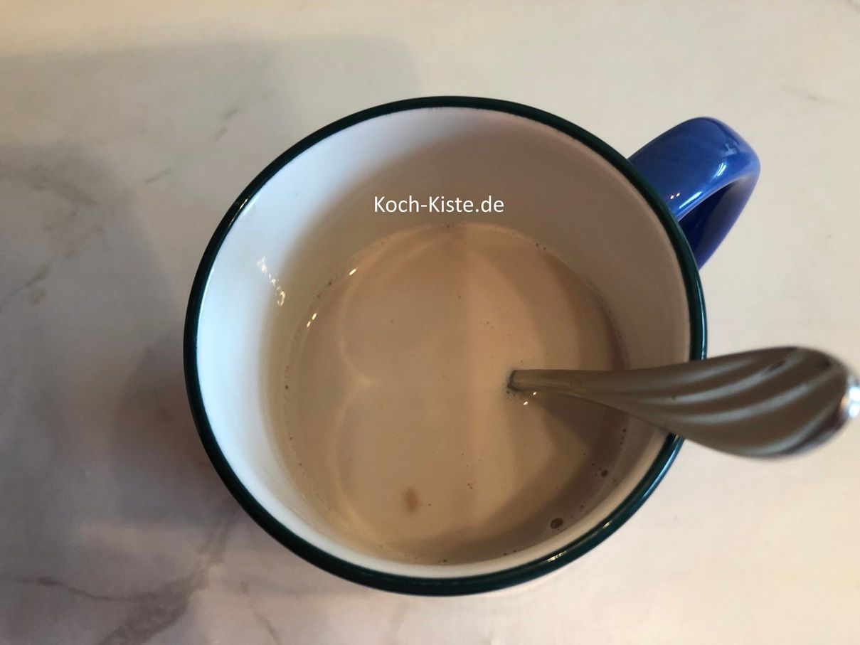 bröckel die Hefe in die Milch und verrühre alles mit einem Teelöffel, bis die Hefe aufgelöst ist.