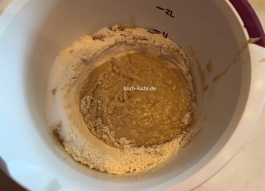 gieße die Hefemilch in die Mehlmulde, dann nehme mit dem Esslöffel etwas Mehl und verrühre eine es mit der Hefemilch( in der Mulde) zu einer breiigen Masse