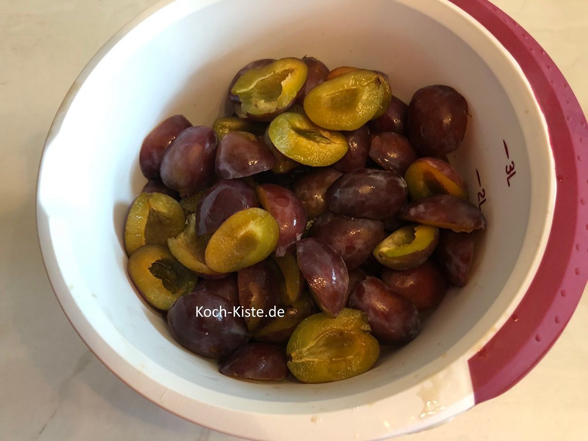 gebe die Zwetschgen in ein Küchensieb und spüle sie unter kaltem, fließendem Wasser ab. Dann nehme das Kartoffelschälmesser halbiere die Zwetschgen und entferne den Stein.