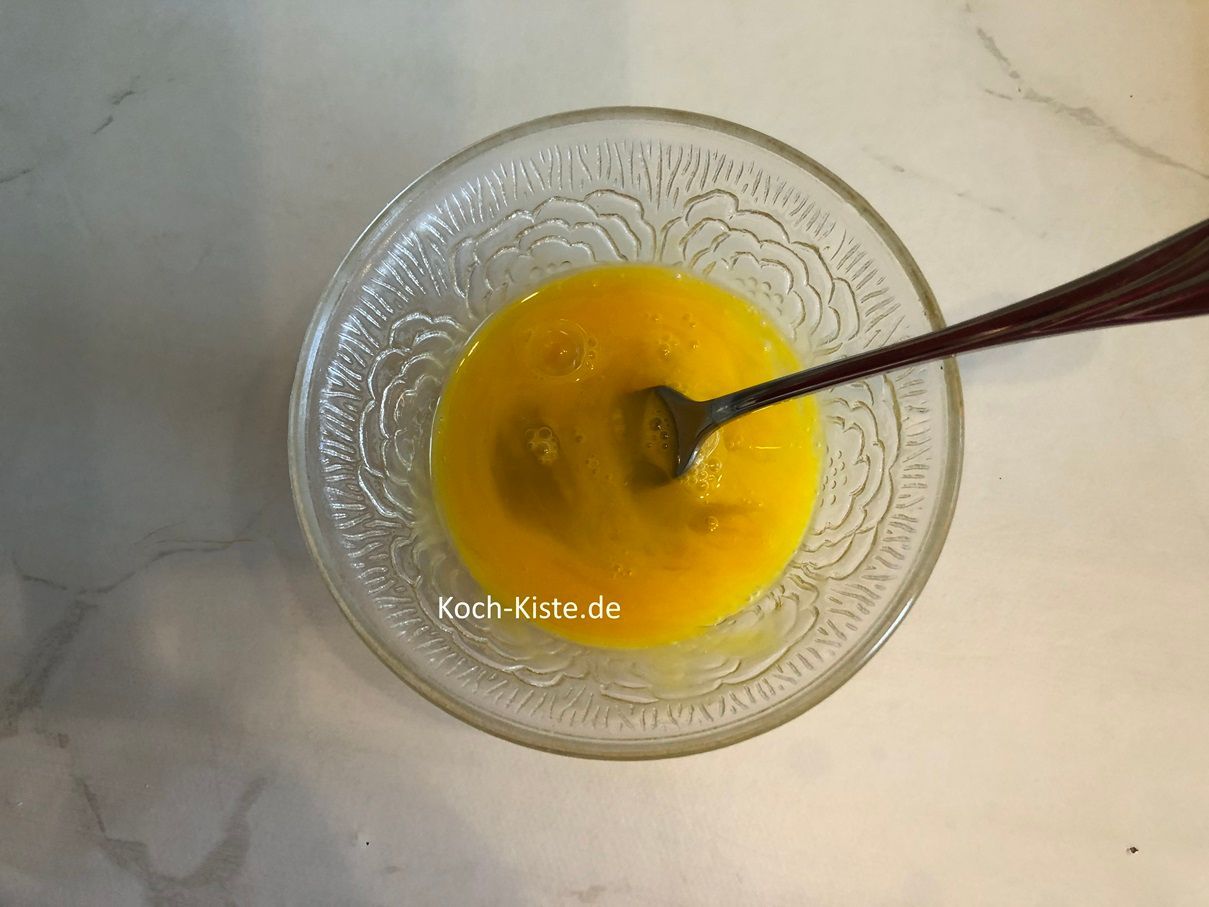 gebe 1 Ei in den Becher und 1/4 Teelöffel Salz , dann verquirle alles miteinander