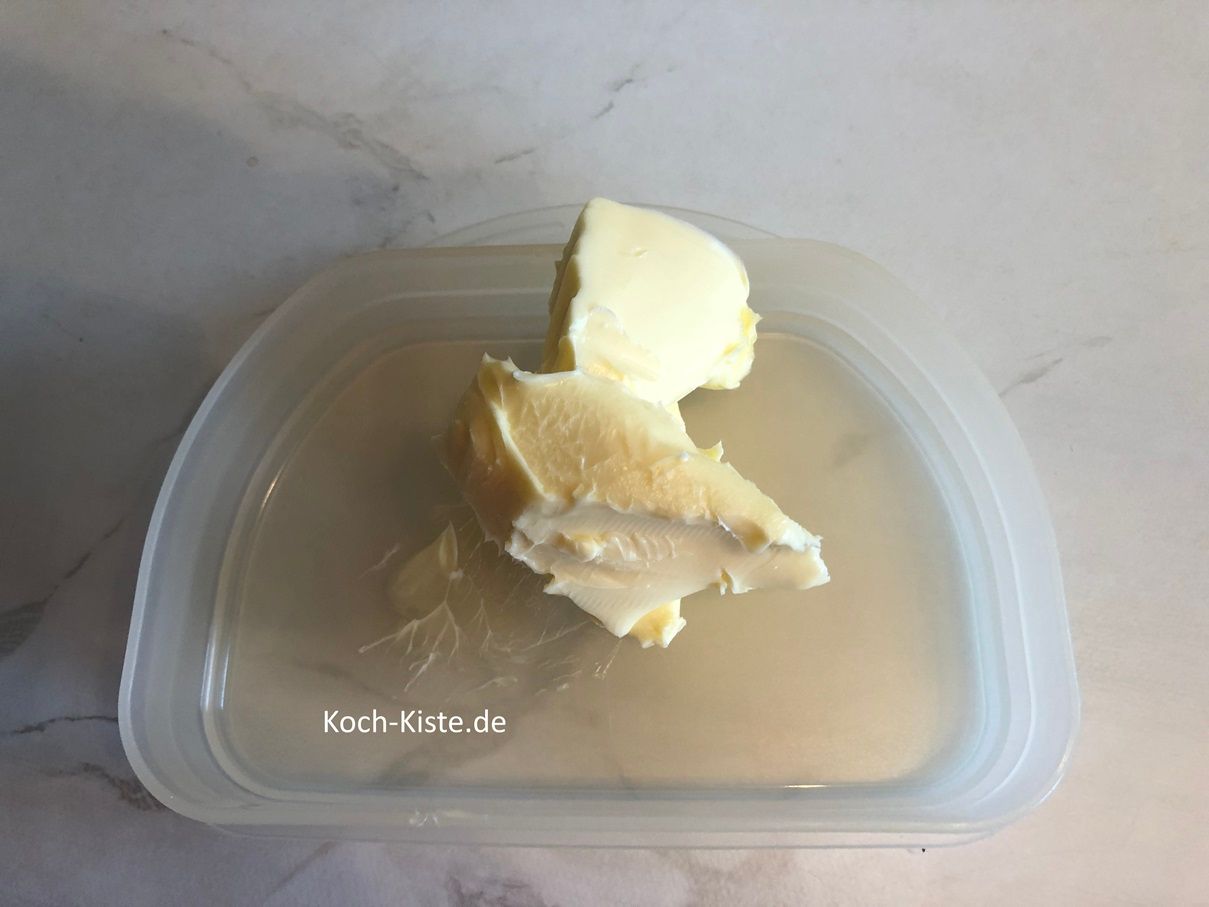 danach stelle einen Teller oder kleine Schüssel auf die Küchenwaage auf 0 und schubse mit einem Tafelmesser 50 Gramm weiche Butter hinein.