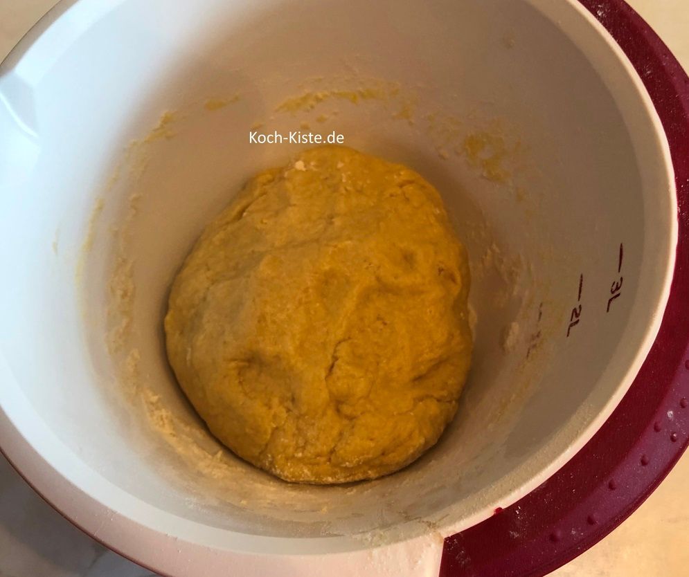 knete die Teigzutaten kurz mit den Knethaken und dann mit den Händen