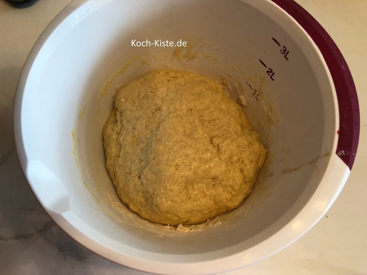 aufgegangener Hefeteig noch mal kurz durchkneten. Dann nehme ein wenig Teig ab und lege den Rest Hefeteig auf das Backblech. Rolle ihn aus. Aus den Teig ( den Du vorher abgenommen hast ) forme Rollen und gebe sie auf das Backblech ( am Rand oder am Backrahmenrand) als Kuchenrand. Drücke den Teig etwas flach.