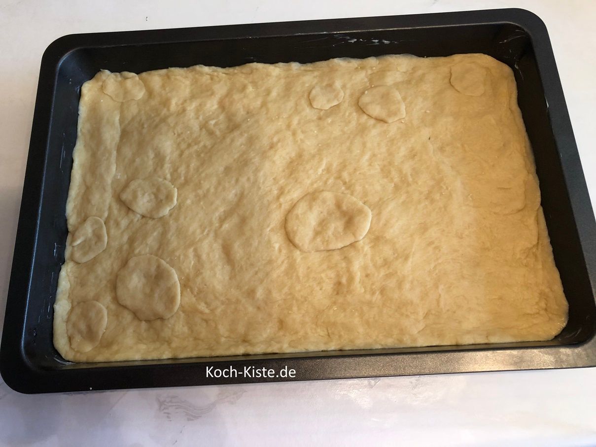Ich hatte mir zu viel Teig abgenommen frü den Rand und habe den Rest mit auf dem Blech verteilt - daher die Teigstücke oben auf :-)