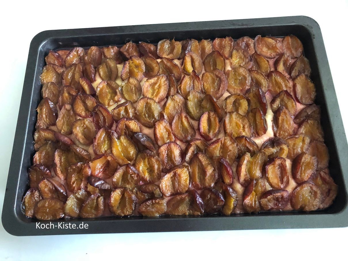 nehme den ferftig gebackenen Zwetschgen Hefekuchen aus dem Backofen und lasse ihn 15 Minuten abkühlen