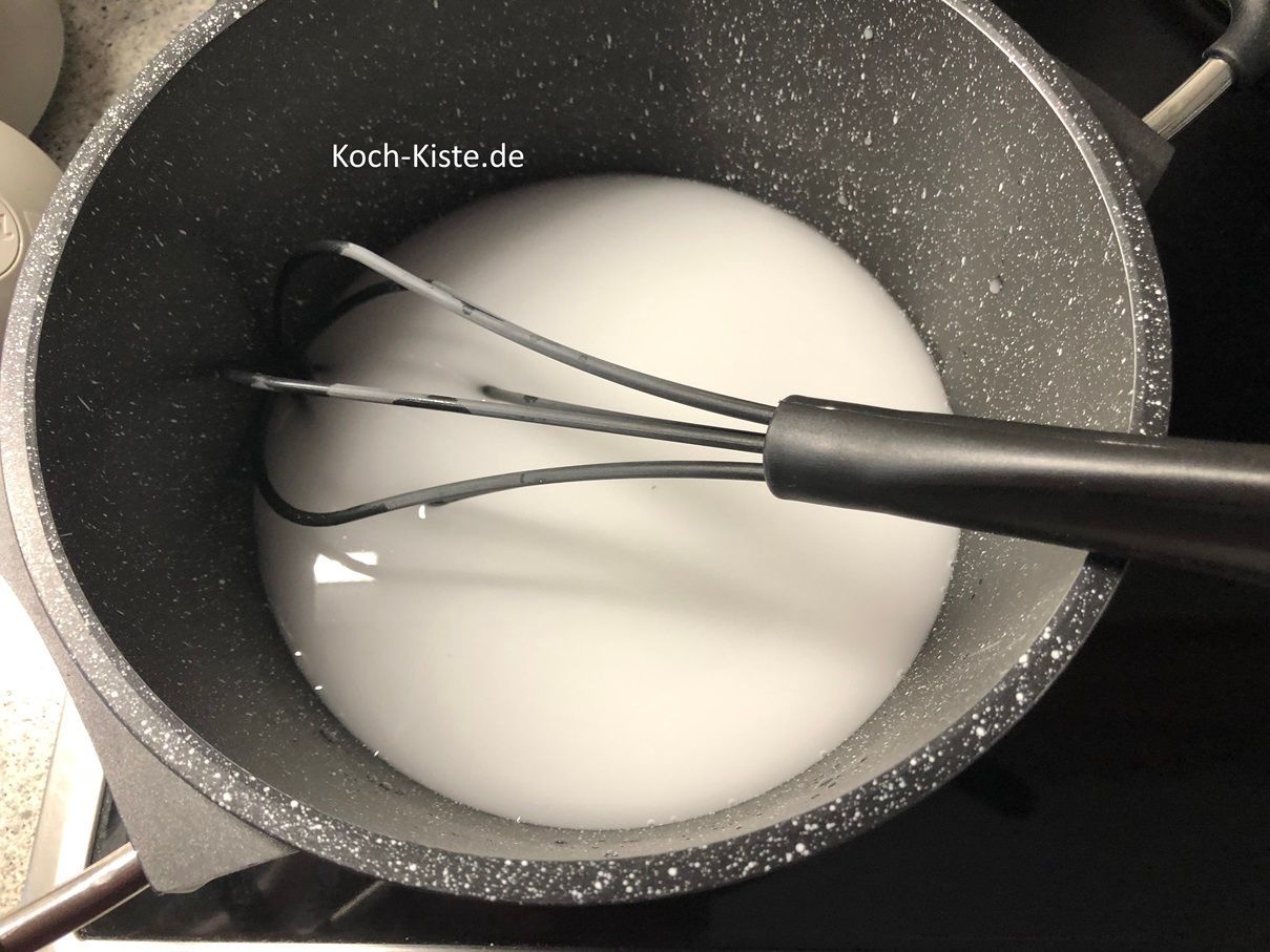 gebe in einen kleinen Topf Wasser, Zucker und das Tortengusspulver
