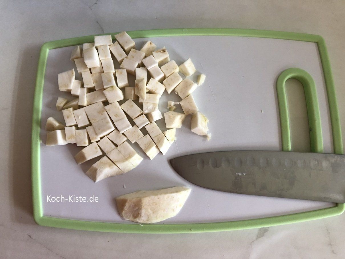Sellerie schälen und in kleine Teile schneiden