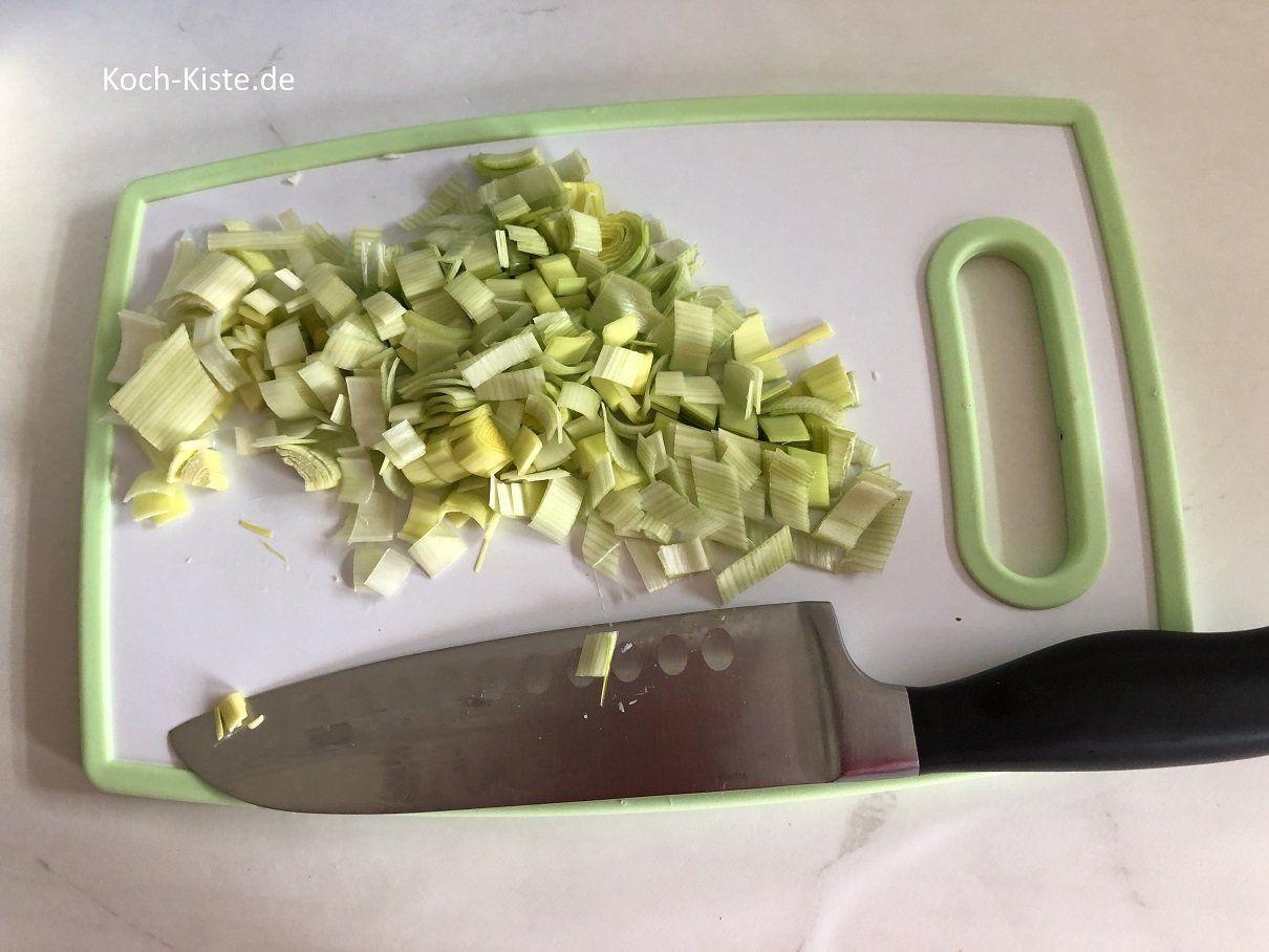 Porree von Wurzel und oberer Schicht befreien und dann in kleine Teile schneiden