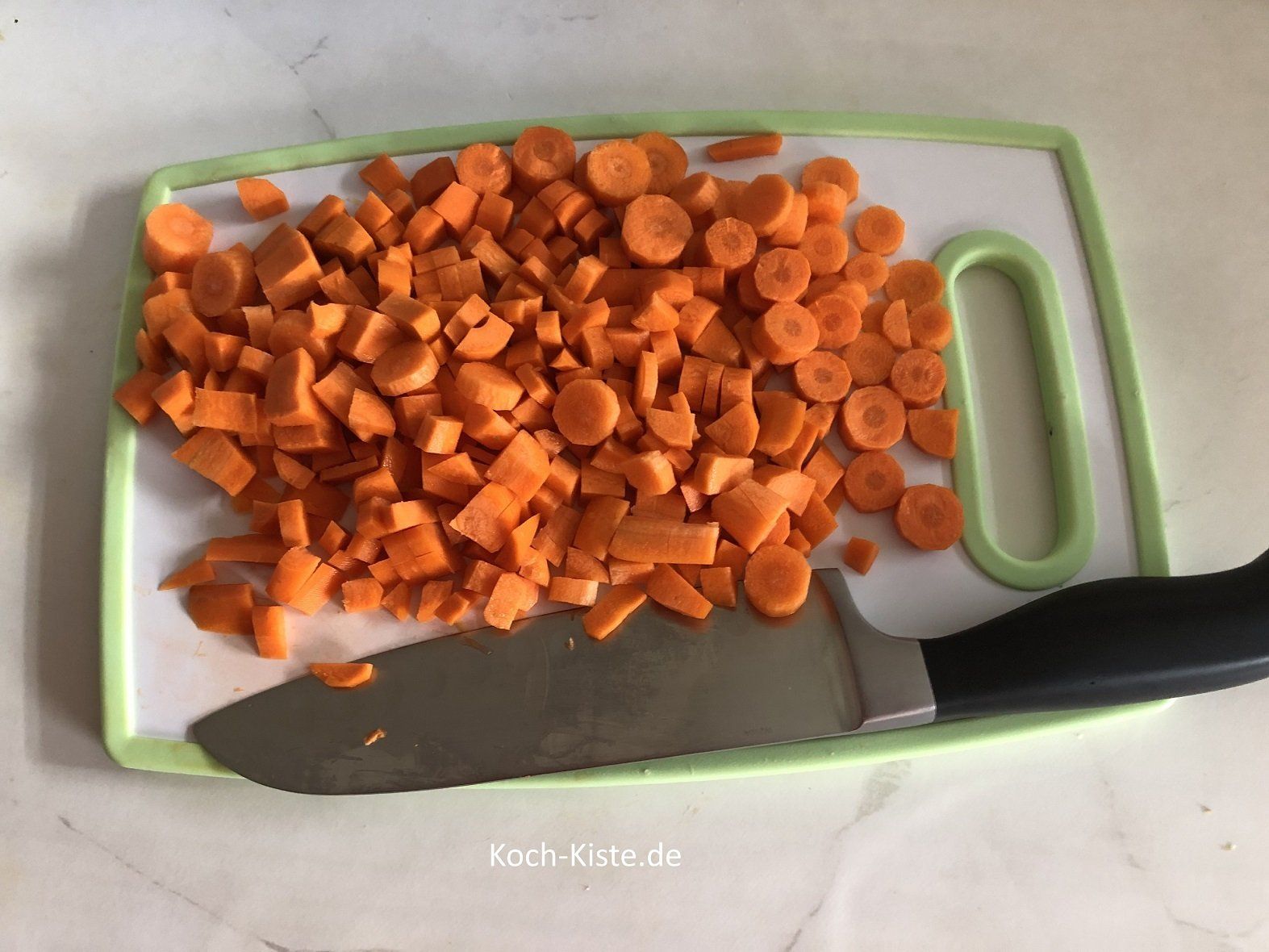 Wurzeln oben und unten von einem kleinen Stück befreien, schälen und in kleine Teile schneiden