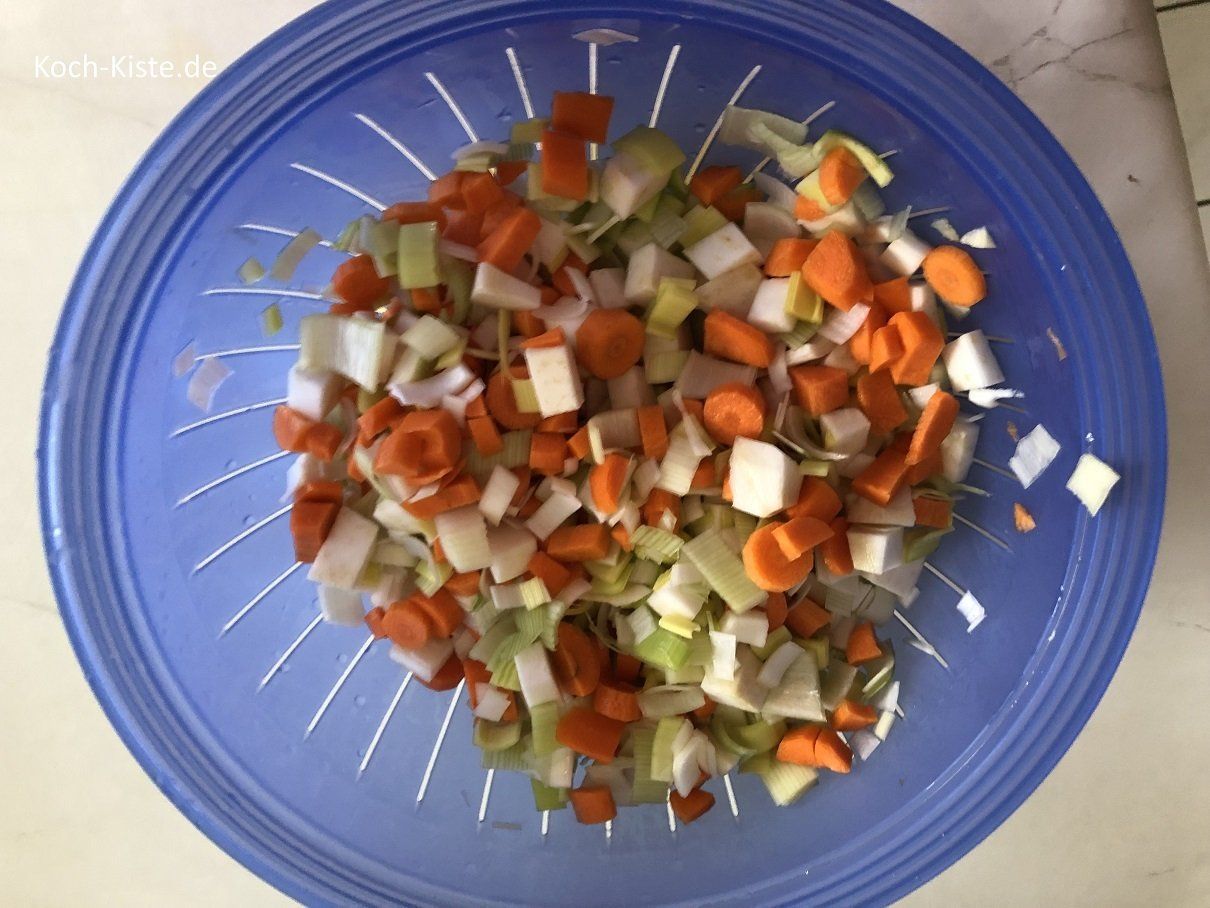 das ganze Gemüse gründlich unter kaltem , fließendem Wasser abspülen