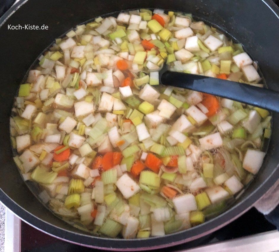 Gemüse mit in den Topf geben