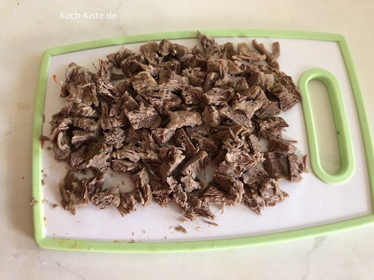 Suppenfleisch in kleine Stücke schneiden/ reißen