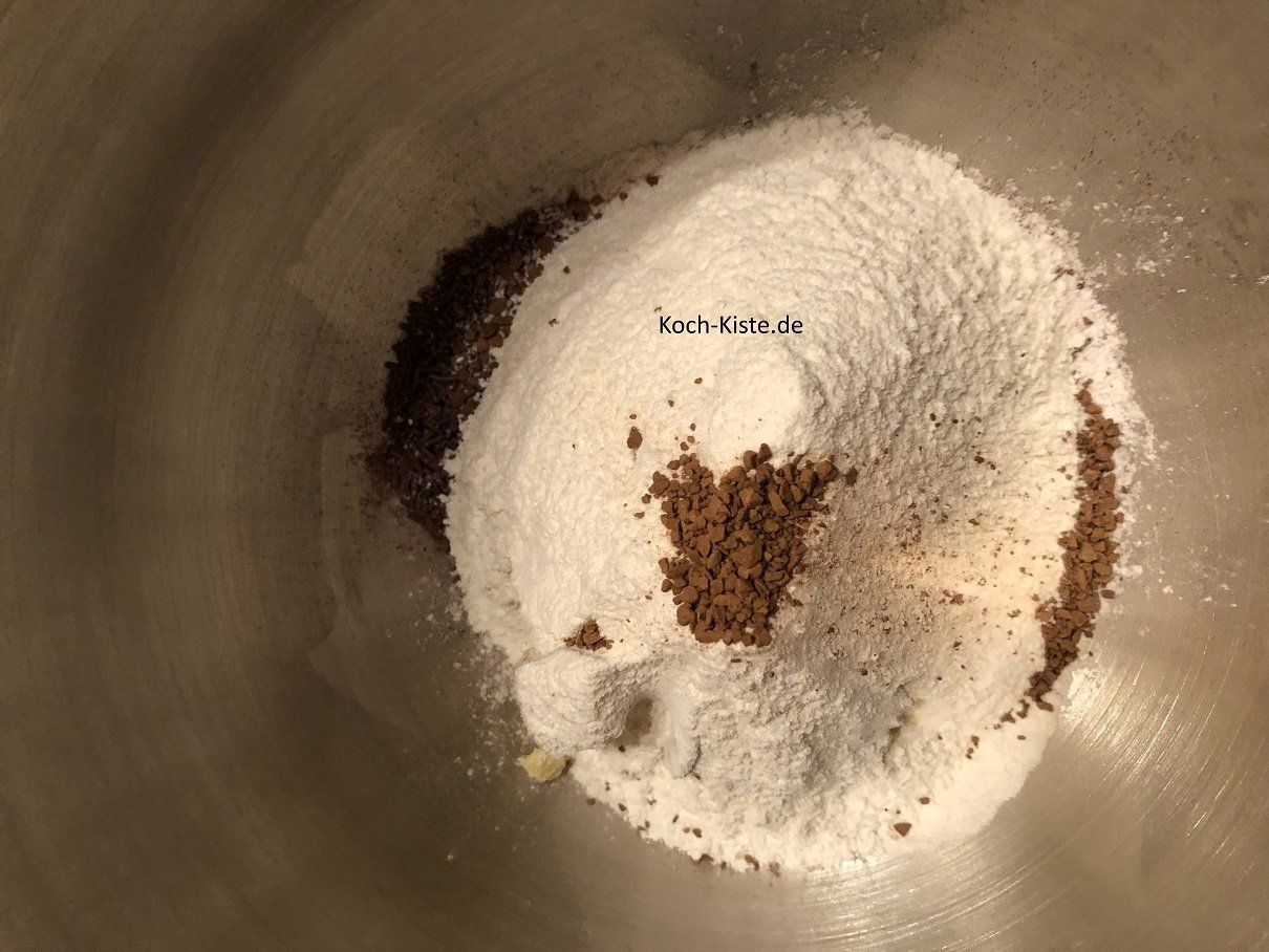 zum Schluß kommt Mehl und Instant- Kaffeepulver hinzu