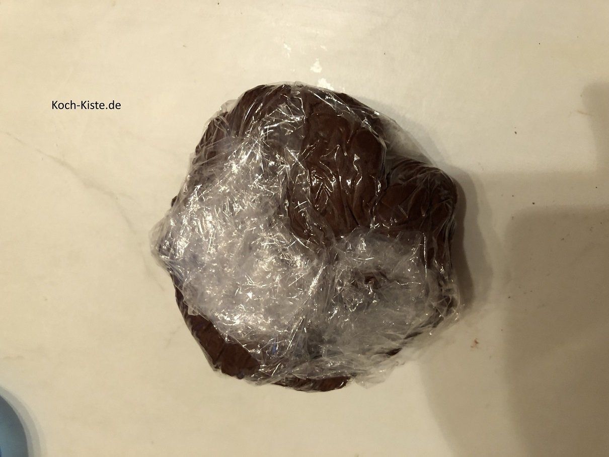 Teig in Klarsichtfolie wickeln und 20 Minuten kalt legen