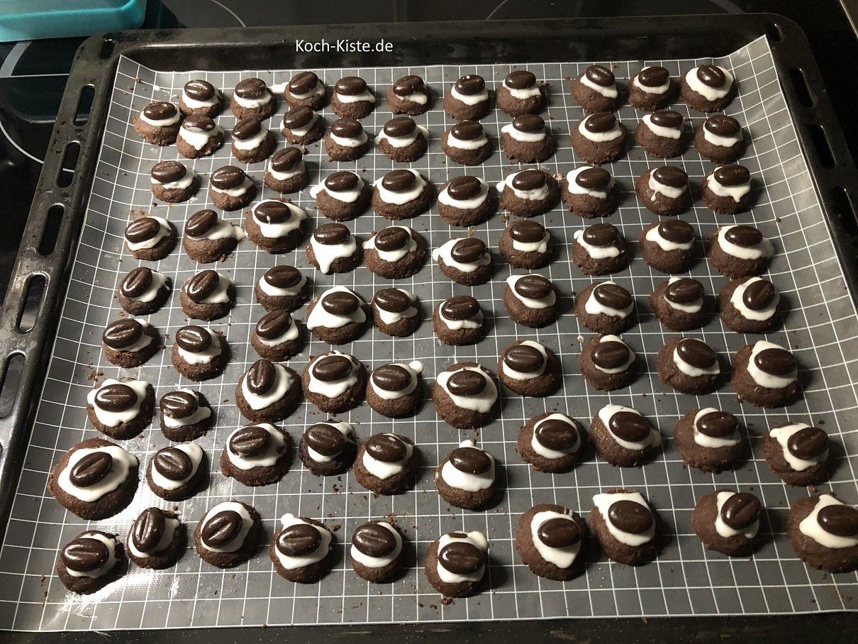 fertig dekorierte Kaffee-Kakao-Kekse aushärten lassen