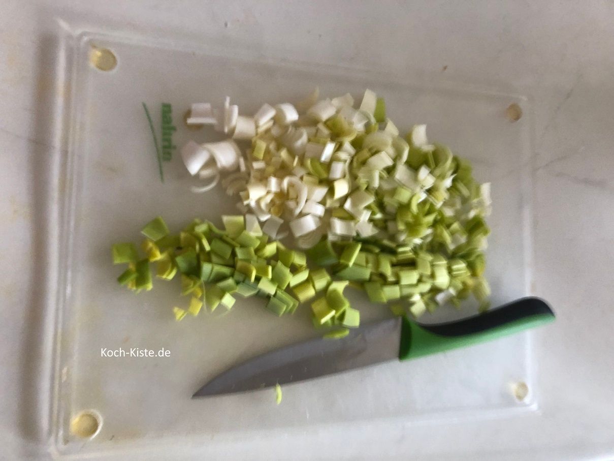 beginne damit den Porree zu putzen und in kleine Stücke zu schneiden