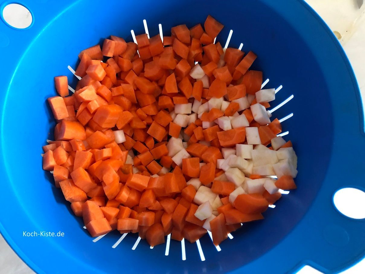 danach werden Sellerie und Wurzeln geputzt und ebenfalls in kleine Stücke geschnitten. Das fertig geschnittene Gemüse gibst Du in ein Küchensieb und spülst es unter kaltem, fließendem Wasser ab