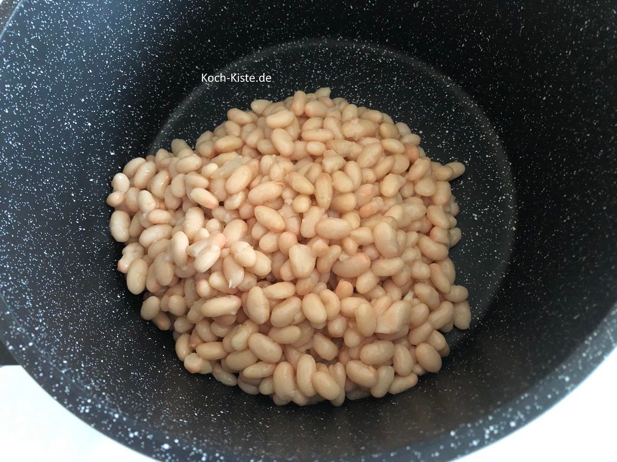 öffne das Glas Pahlbohnen und gieße es über ein Küchensieb ab, dann kommen die Pahlbohnen in einen großen Topf