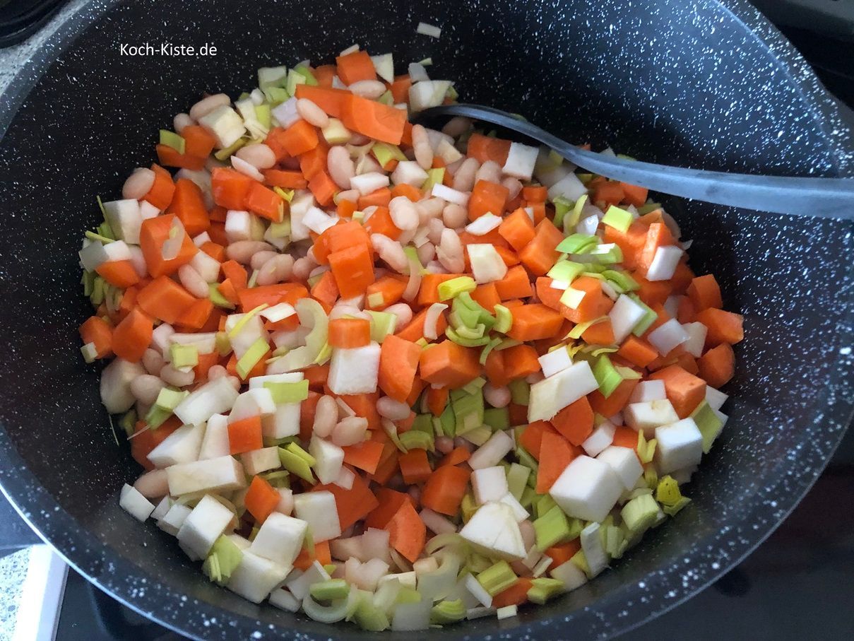 gebe das vorbereitete Gemüse ( Wurzeln, Porree und Sellerie) mit in den Topf