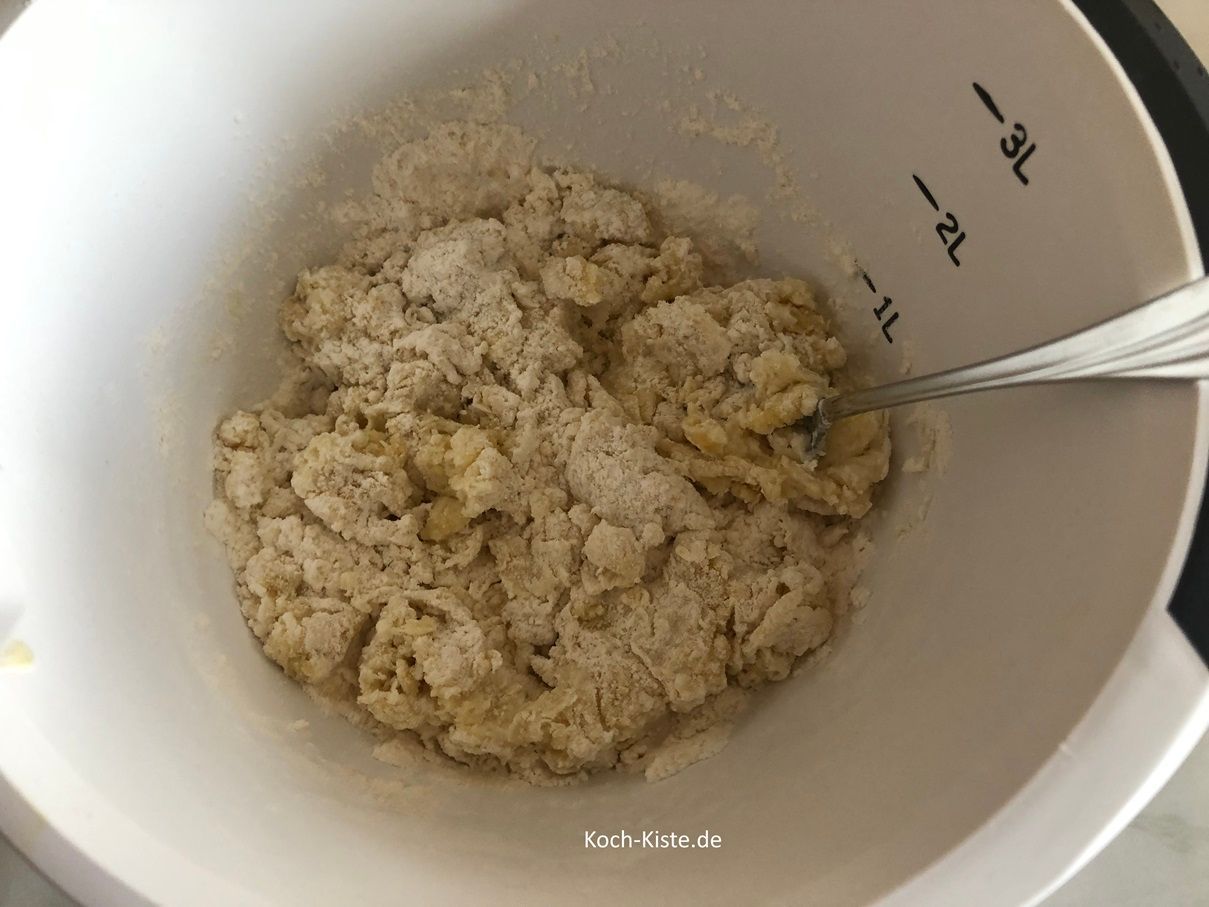 gebe das Dinkelmehl, Butter und heißes Wasser in die Rührschüssel. Dann verrühre erst mal alles mit einer Gabel.