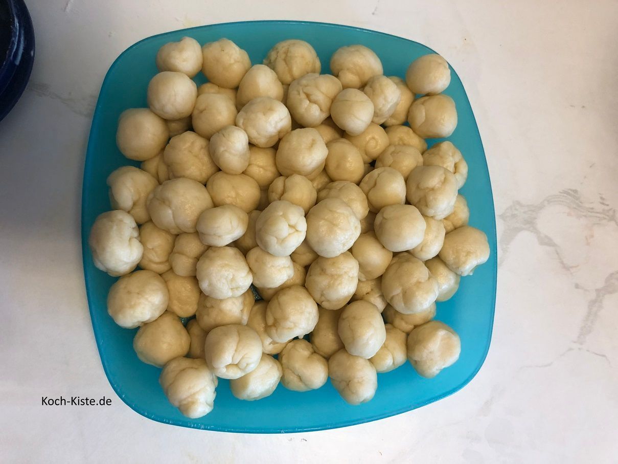 nun nehme dir immer etwas Teig und forme kleine Klüten. Die fertigen Klüten gibst Du auf einen Teller.