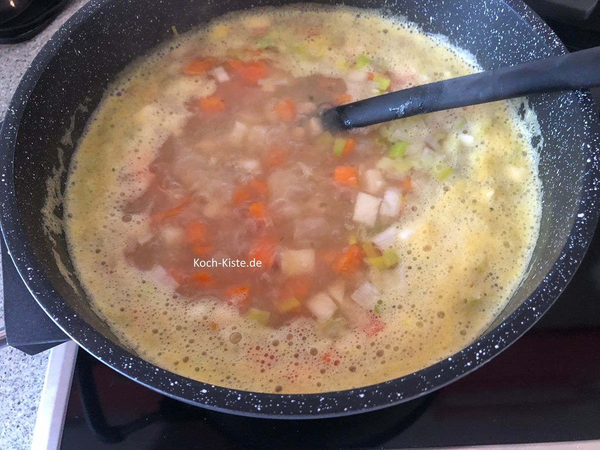 gieße die Gemüsebrühe dazu und bringe alles zum Kochen