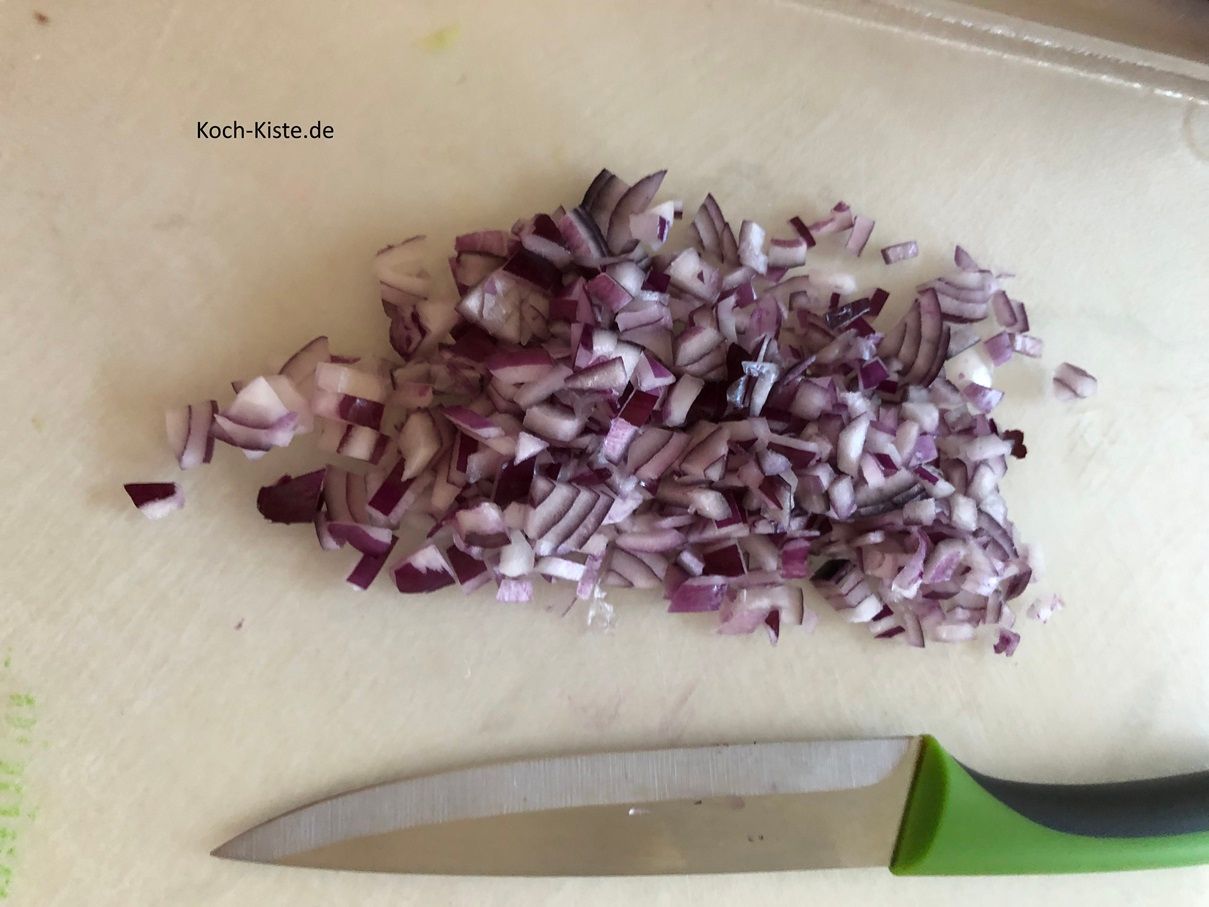 als nächstes pelle die Zwiebel und scheide sie in kleine Stücke